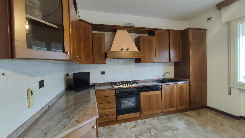Cucina in legno massello, completa di elettrodomestici