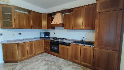 Cucina in legno massello, completa di elettrodomestici