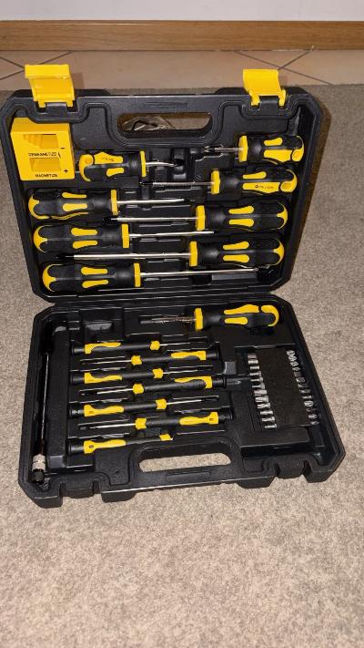 ​Vendo completo e pratico set di cacciaviti di precisione e professionali i