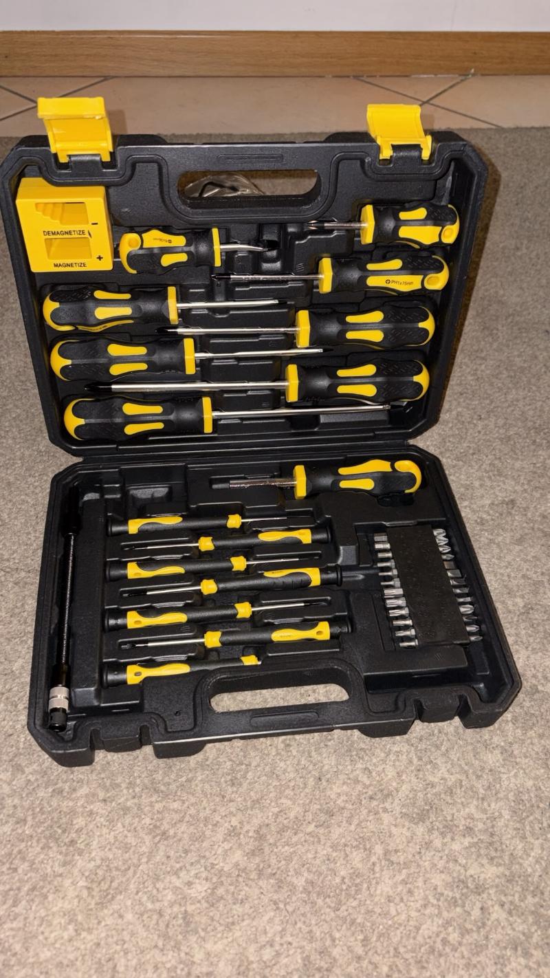 ​Vendo completo e pratico set di cacciaviti di precisione e professionali i