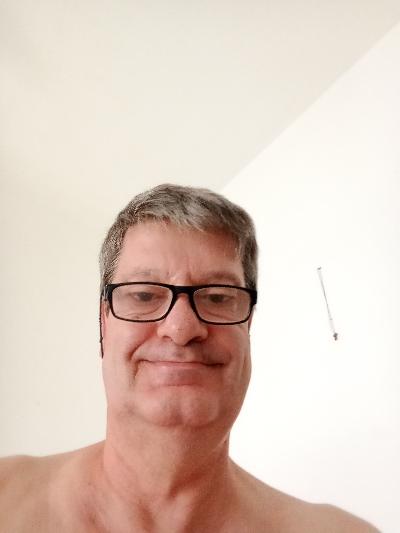 Sono un uomo serio sincero affettuoso sensibile cattolico praticante 