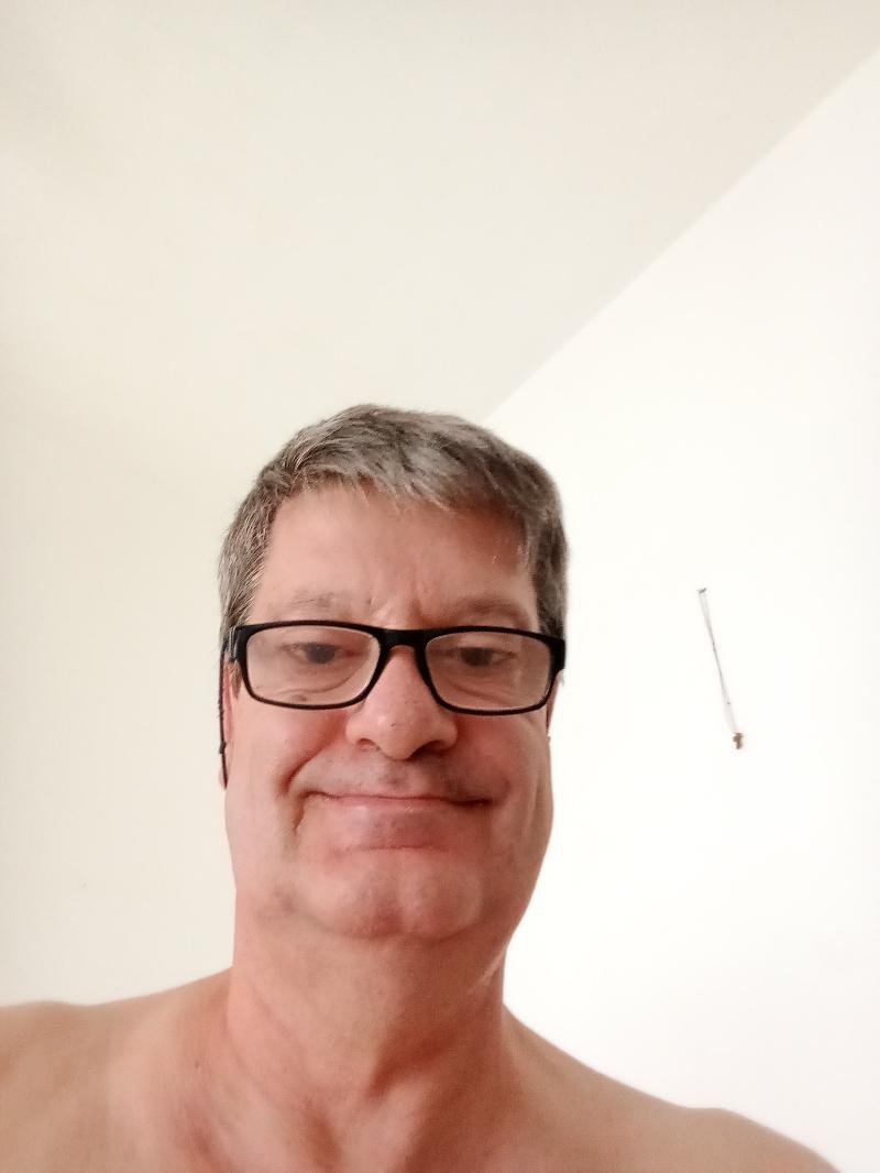 Sono un uomo serio sincero affettuoso sensibile cattolico praticante 