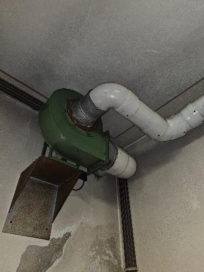 Impianto di aspirazione con motore a vortice e due cappe di aspirazione