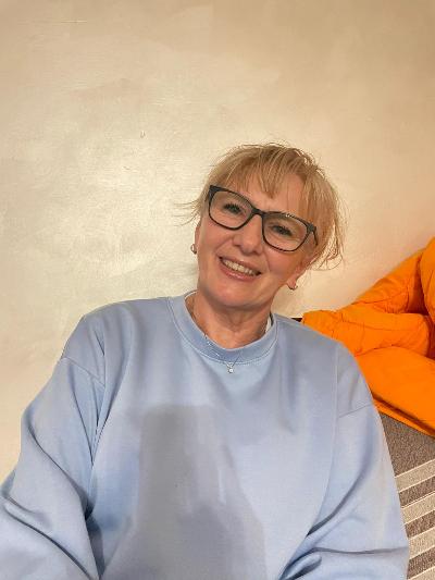 Cristina, curata e sorridente. 