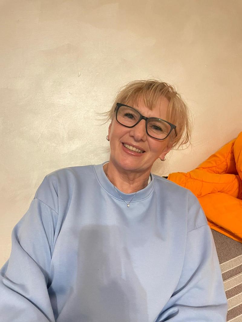 Cristina, curata e sorridente. 