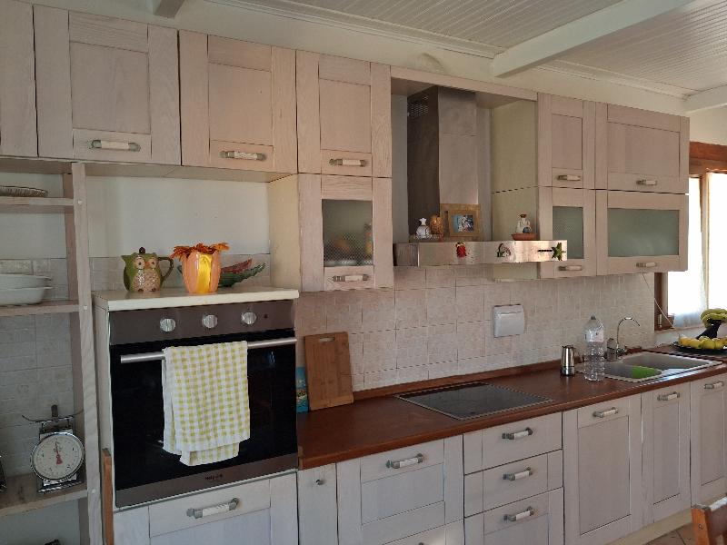 CUCINA  COMPLETA TRANNE  NO FRIGO , NO IDUZIONE , NO FORNO, NO LAVELLO