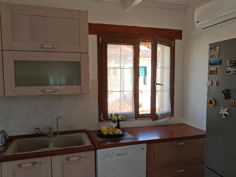 CUCINA  COMPLETA TRANNE  NO FRIGO , NO IDUZIONE , NO FORNO, NO LAVELLO