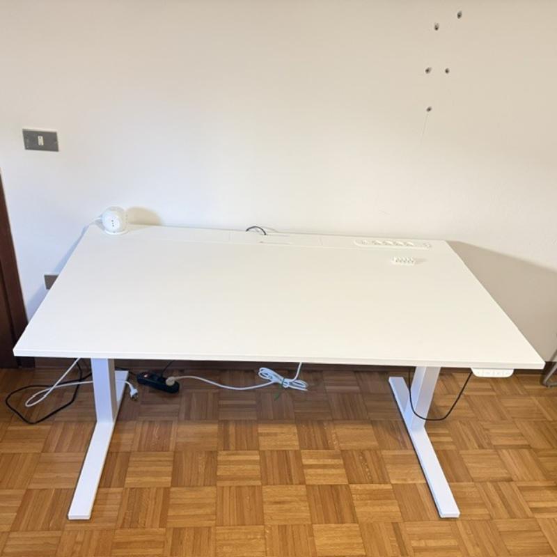 Scrivania IKEA MIZNON regolabile in altezza 