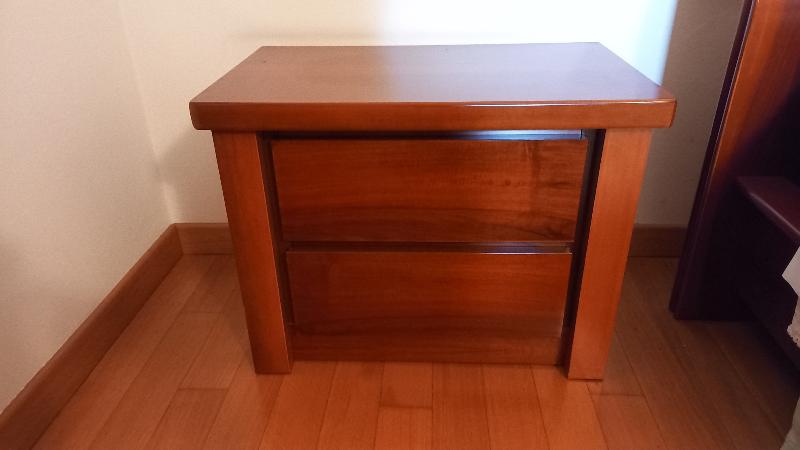 2 comodini in legno