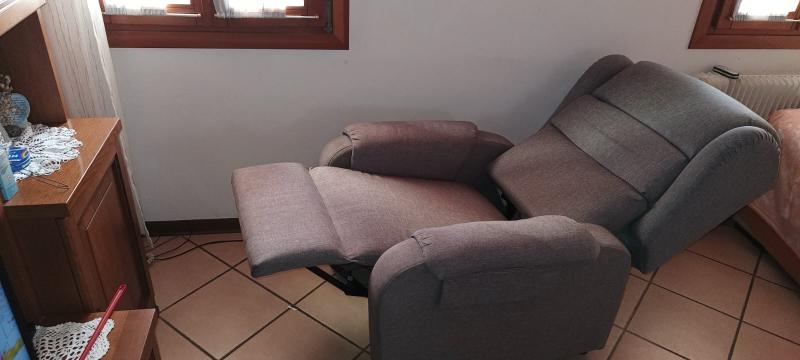 POLTRONA RELAX ELETTRICA ALZAPERSONA – RECLINABILE – GRIGIA